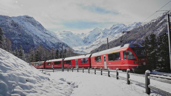 Winterwunderland Schweiz per Bahn