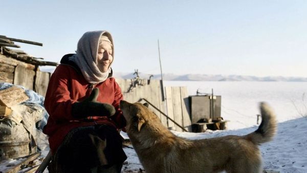 Die alte Frau und der See